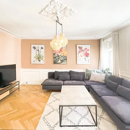 Large With 4 Bedrooms In Apartman